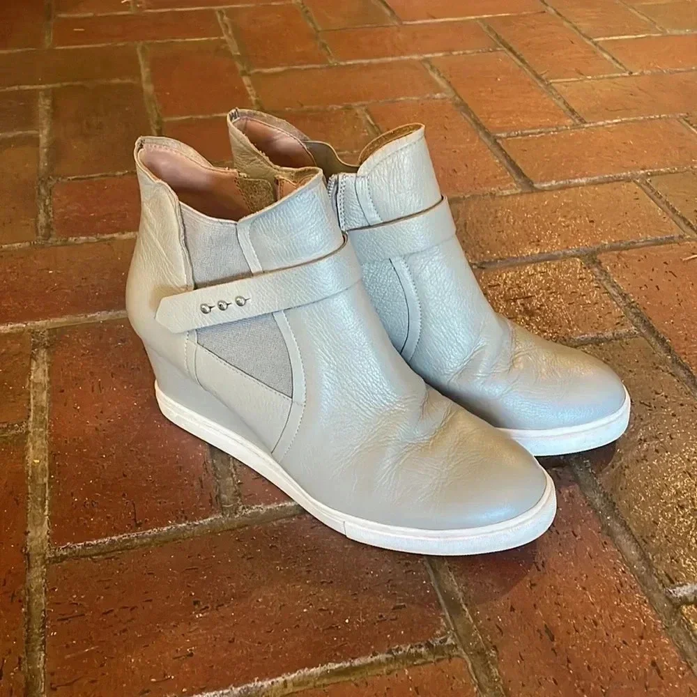 Linea Paolo 9 Freshton Wedge Sneaker Ankle Boot Light Gray Leather Bootie‎
